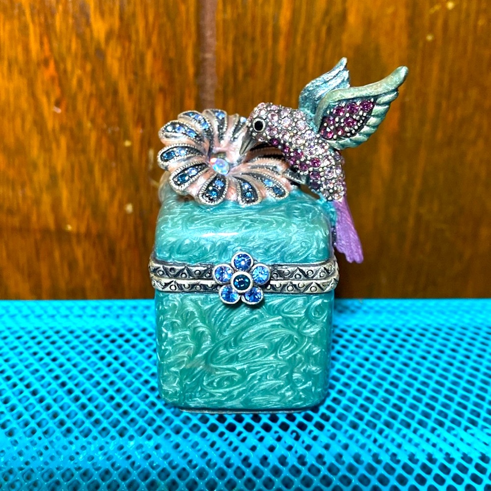 SOLD🪽 Hummingbird/Flower Enamel & Rhinestone Embellished Metal Trinket Box 🪽